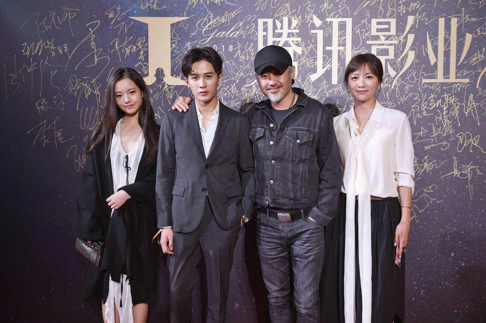 Lý Canh Hy (ngoài cùng bên trái) và Từ Tịnh Lôi (ngoài cùng bên phải). Lý Canh Hy (ngoài cùng bên trái) và Từ Tịnh Lôi (ngoài cùng bên phải).