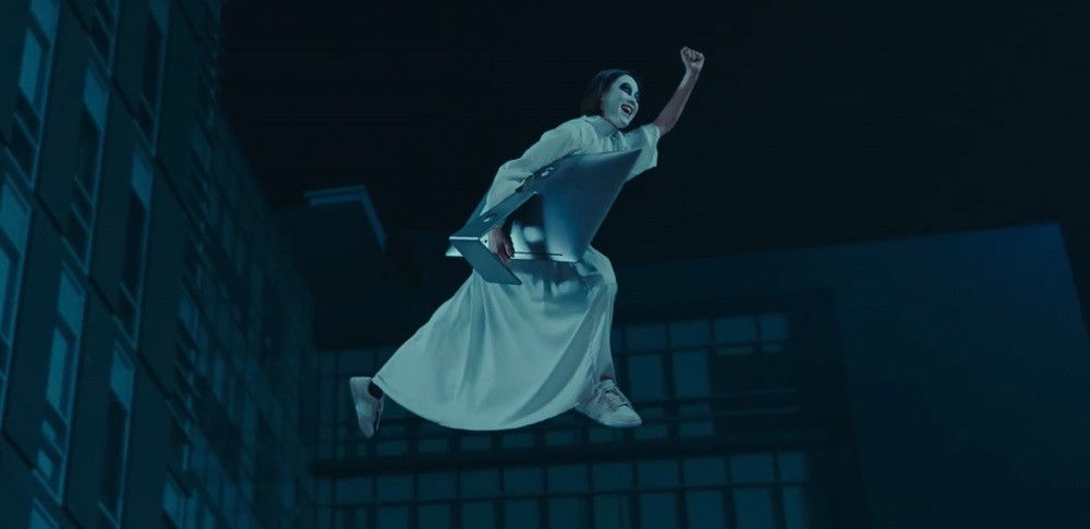 Khán giả cười ngất với màn cải trang và chôm luôn máy tính của Nam Soon. Khán giả cười ngất với màn cải trang và chôm luôn máy tính của Nam Soon.