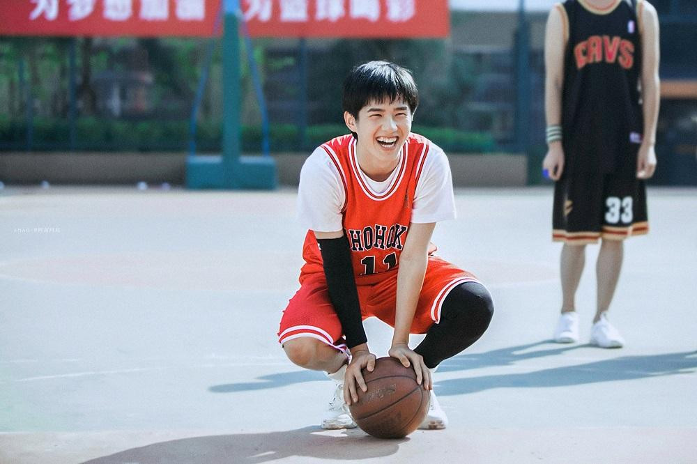 Chàng trai tốt bụng nguyện đã ở cạnh một đứa vụng về như tớ suốt những tháng ngày xanh. (Minh họa: Phim Điều tuyệt vời nhất của chúng ta) Chàng trai tốt bụng nguyện đã ở cạnh một đứa vụng về như tớ suốt những tháng ngày xanh. (Minh họa: Phim Điều tuyệt vời nhất của chúng ta)