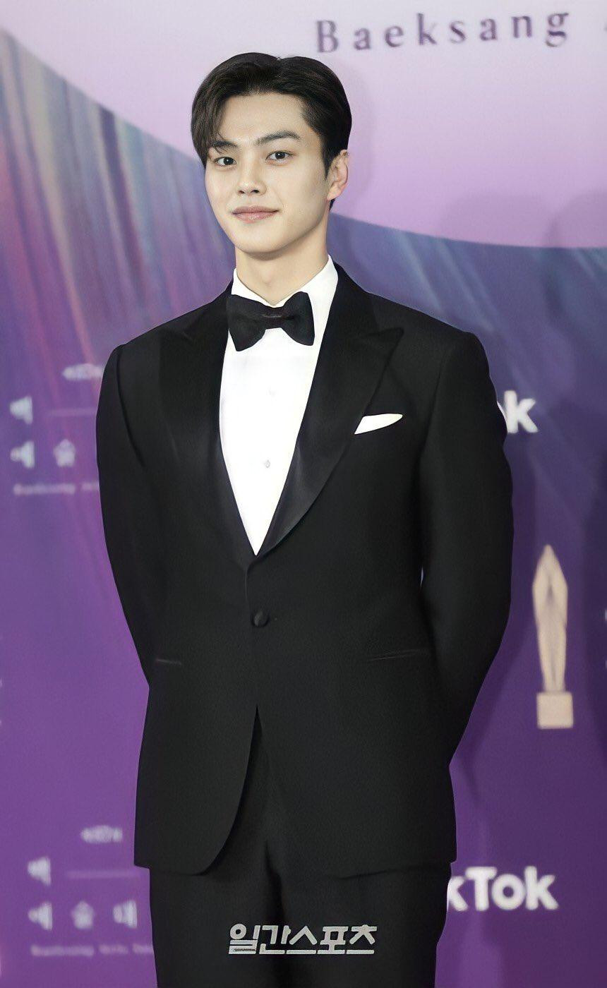 Song Kang bảnh bao và ra dáng một công tử quý tộc.