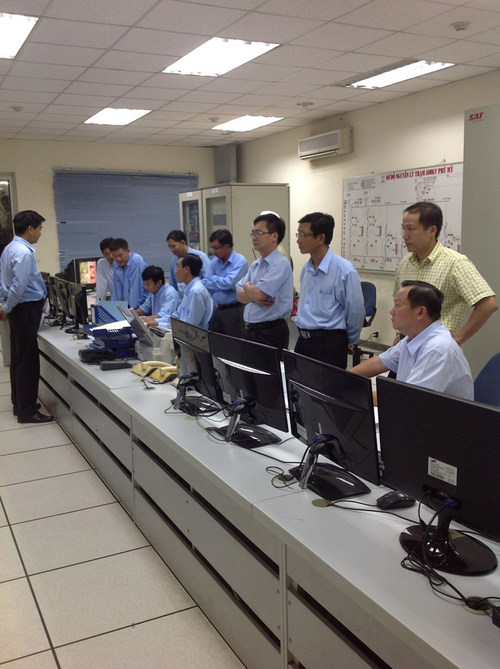 Thao tác đóng điện đường dây 500kV Phú Mỹ-Sông Mây tại trạm Phú Mỹ đêm 30/9/2013. Ảnh: Phong Cầm