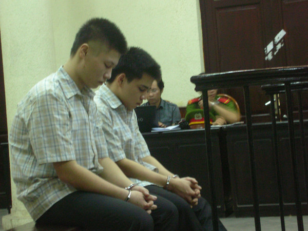 Tùng (trái) và đồng phạm trong phiên tòa. Ảnh: BT