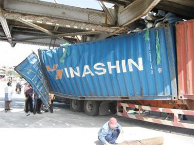 Phần rơ - mooc vượt quá chiều cao quy định của gầm cầu Ảnh: MT