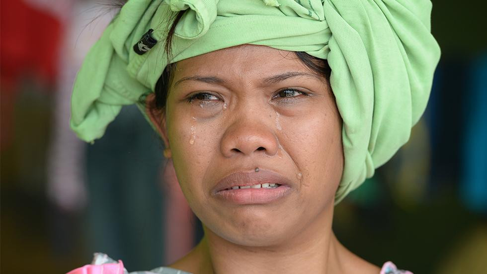 Người phụ nữ này chỉ biết khóc khi toàn bộ nhà cửa và tài sản của gia đình đã bị bão cuốn đi