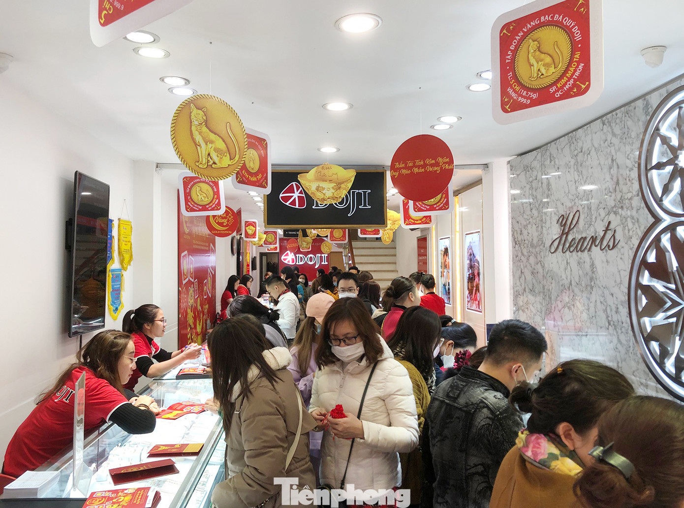 Nhiều người cho rằng mua vàng vào ngày vía Thần tài để đón lộc đầu năm, cầu cho một năm mới làm ăn gặp nhiều may mắn thuận lợi, đắc tài đắc lộc. Nhiều người cho rằng mua vàng vào ngày vía Thần tài để đón lộc đầu năm, cầu cho một năm mới làm ăn gặp nhiều may mắn thuận lợi, đắc tài đắc lộc.