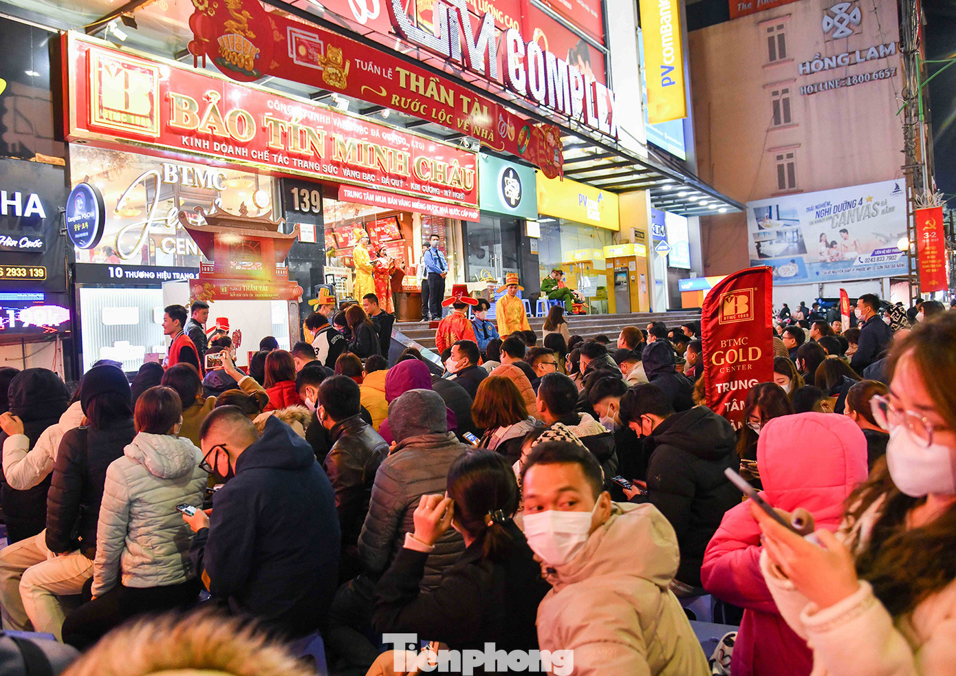 Xếp hàng chờ mua vàng trong cái rét tê người của thời tiết Hà Nội lúc tối muộn. Xếp hàng chờ mua vàng trong cái rét tê người của thời tiết Hà Nội lúc tối muộn.