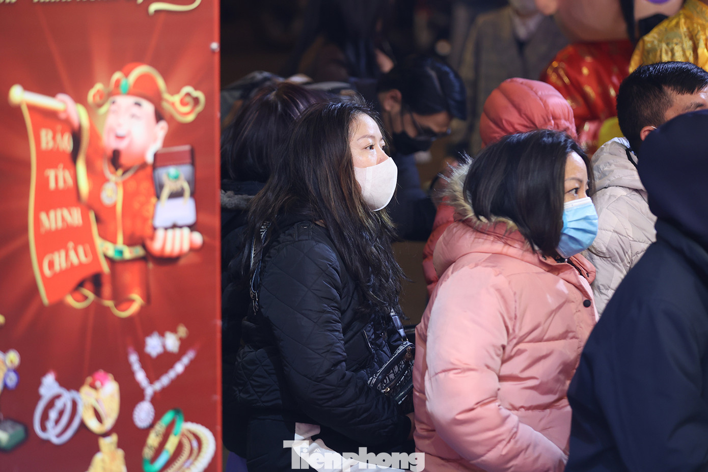 Người dân ngồi chờ mua vàng ngày vía Thần tài lúc 5h30 sáng ngày 31/1.