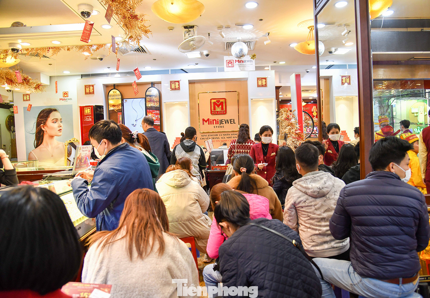 Bên trong cửa hàng cũng chật kín người chờ đến lượt mua vàng. Bên trong cửa hàng cũng chật kín người chờ đến lượt mua vàng.