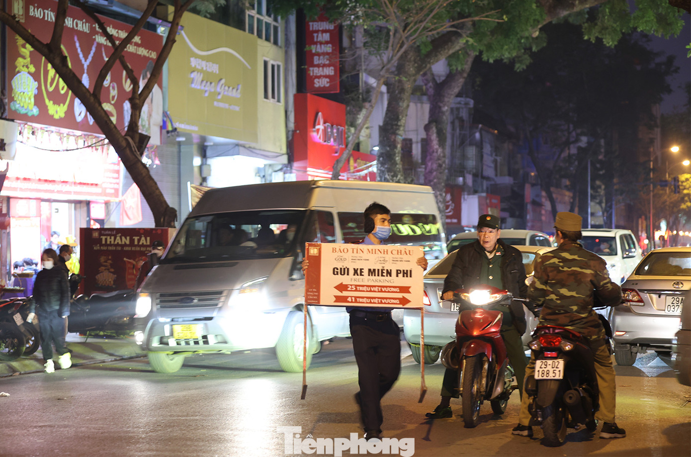 Chuẩn bị chỗ gửi xe cho khách hàng đến mua vàng.