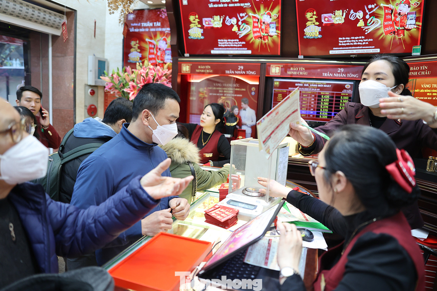 Vào lúc 6h30, Tập đoàn Doji niêm yết vàng SJC giảm 1 triệu đồng/lượng so với ngày hôm qua, xuống còn 66,3- 67,3 triệu đồng/lượng mua vào, bán ra. Công ty vàng bạc đá quý Sài Gòn niêm yết vàng SJC 66,3- 67,7 triệu đồng/lượng mua vào, bán ra, giảm 600.000 đồng/lượng bán ra so với cùng thời điểm ngày hôm qua. Vàng SJC được Tập đoàn Phú Quý niêm yết 66,3- 67,3 triệu đồng/lượng mua vào - bán ra, giảm 800.000 đồng/lượng chiều bán ra so với sáng ngày 30/1.