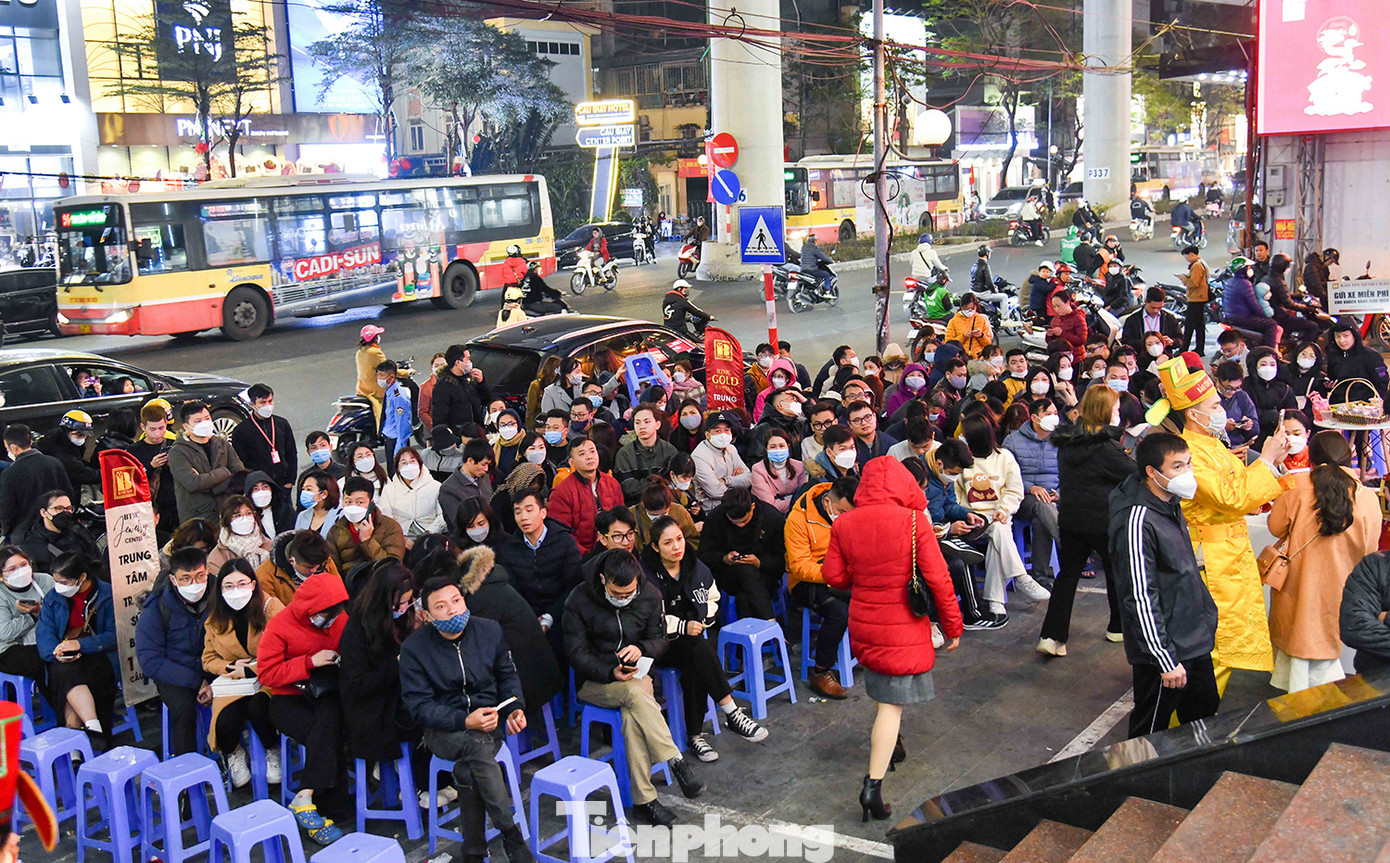 Tối 31/1 (mùng 10 tháng Giêng) tại một số tiệm vàng trên đường Cầu Giấy, Hà Nội, có khá đông khách hàng chịu rét xếp hàng để chờ đến lượt mua vàng. Tối 31/1 (mùng 10 tháng Giêng) tại một số tiệm vàng trên đường Cầu Giấy, Hà Nội, có khá đông khách hàng chịu rét xếp hàng để chờ đến lượt mua vàng.