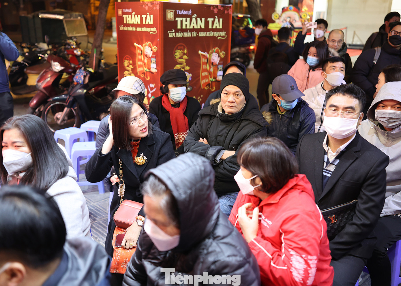 Theo ghi nhận, tại một cửa hàng vàng lớn trên đường Trần Nhân Tông (Hà Nội), ngay từ khoảng 5h sáng đã có rất đông người tới xếp hàng chờ mua vàng.