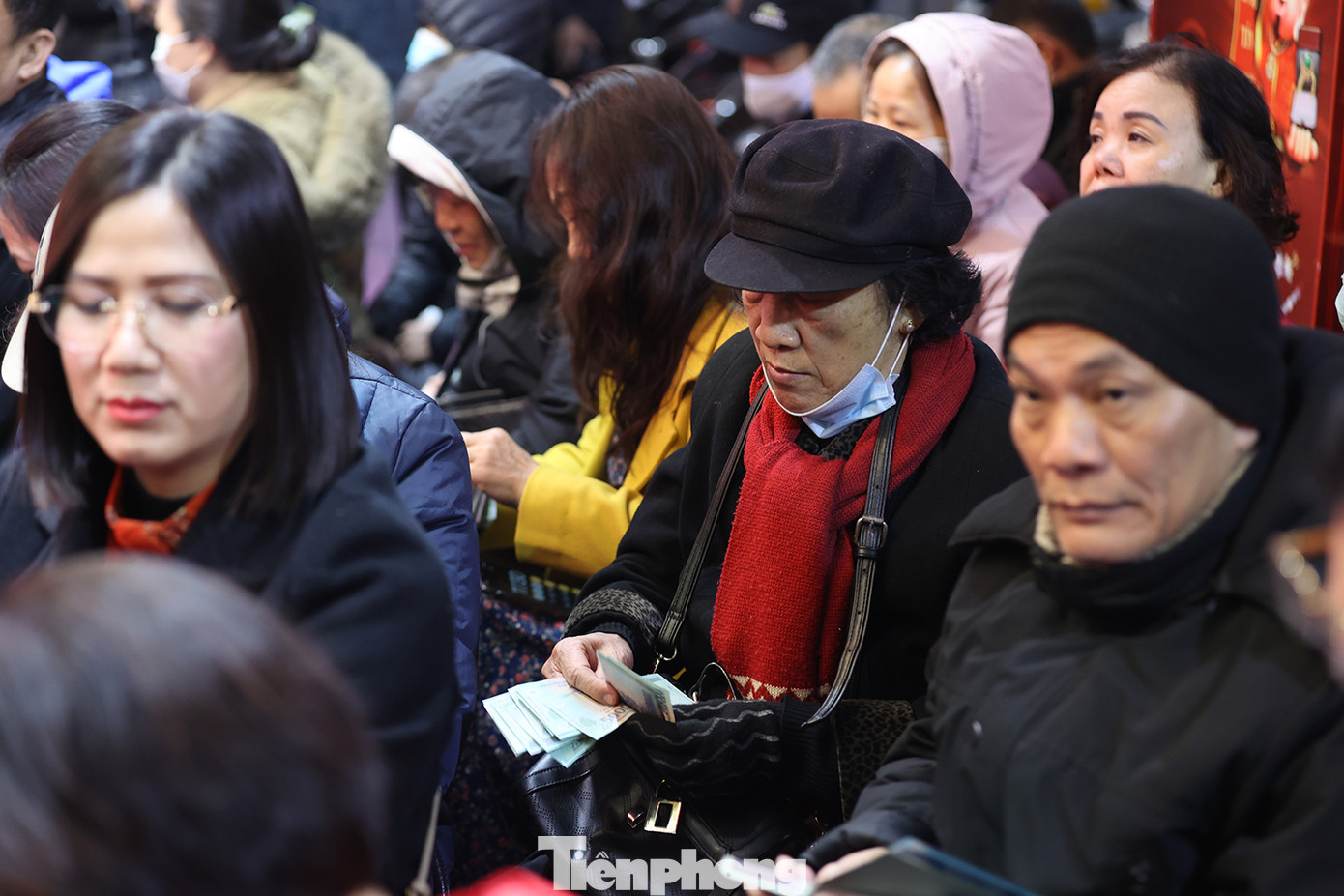 Đếm tiền chờ mua vàng.