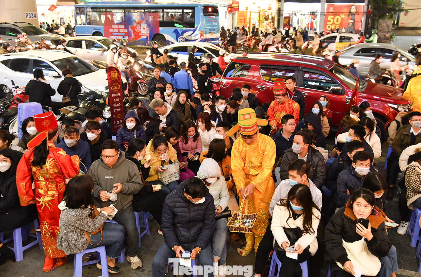Chờ đợi trong giá rét trên "đường đua" mua vàng lấy may ngày vía Thần Tài. Chờ đợi trong giá rét trên "đường đua" mua vàng lấy may ngày vía Thần Tài.