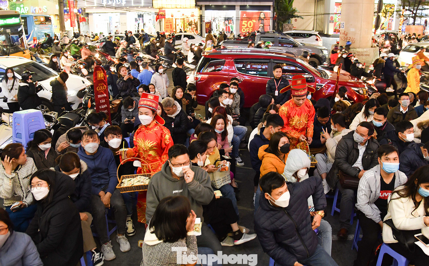 Một số người cho biết, do bận công việc trong ngày nên hết giờ làm, họ mới có thời gian ghé các cửa tiệm để mua vàng ngày vía Thần Tài. Theo nhân viên, tiệm vàng chuẩn bị trà nóng, bánh kẹo để phục vụ khách hàng trong lúc chờ đợi. Một số người cho biết, do bận công việc trong ngày nên hết giờ làm, họ mới có thời gian ghé các cửa tiệm để mua vàng ngày vía Thần Tài. Theo nhân viên, tiệm vàng chuẩn bị trà nóng, bánh kẹo để phục vụ khách hàng trong lúc chờ đợi.