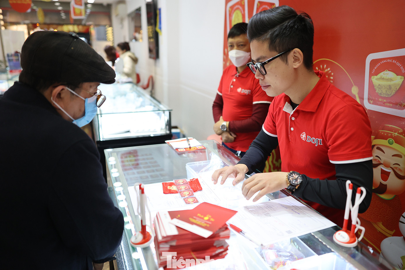 Là người có mặt sớm nhất tại cửa hàng vàng, bác Phương (Hoàn Kiếm) cho hay: &quot;Tôi đi mua vàng từ 5h sáng với hy vọng gặp được may mắn, làm ăn phát lộc trong năm mới&quot;.