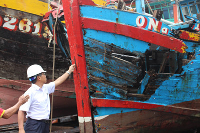 Lạnh người hình ảnh tàu cá nát bươm vì bị đâm chìm ảnh 9