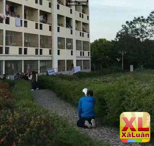 Gặp tai nạn sau khi quỳ dưới ký túc xá nữ xin lỗi người yêu cũ ảnh 1