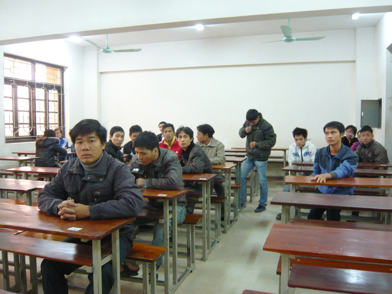 Các lao động vào phòng thi đợi phát đề