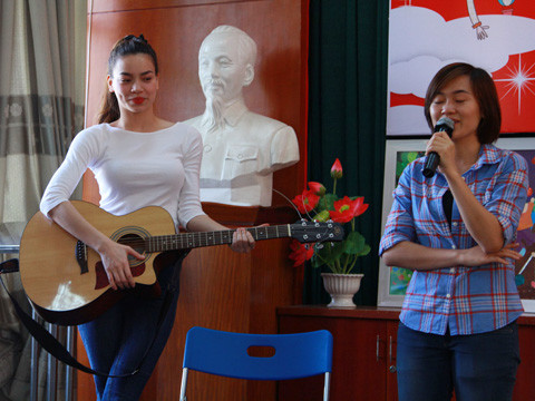 Cô còn tự tay đệm đàn để các bạn trong fan club của mình hát cho các em nhỏ nghe