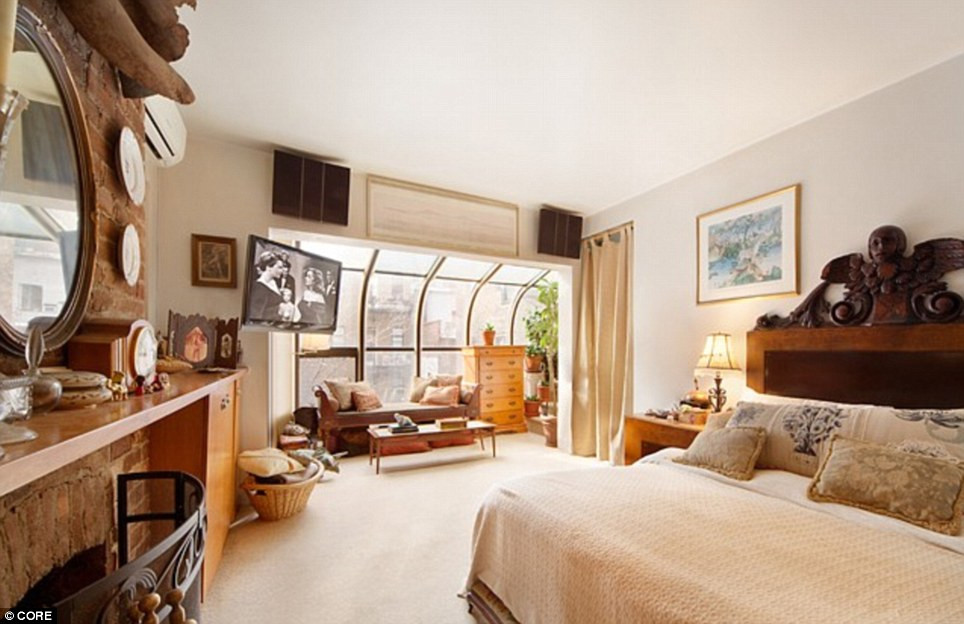 Phòng đọc sách được đặt gần lò sưởi.