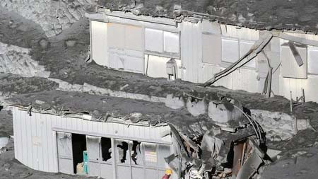 Hơn 30 người leo núi có thể đã chết vì núi lửa ở Nhật ảnh 2