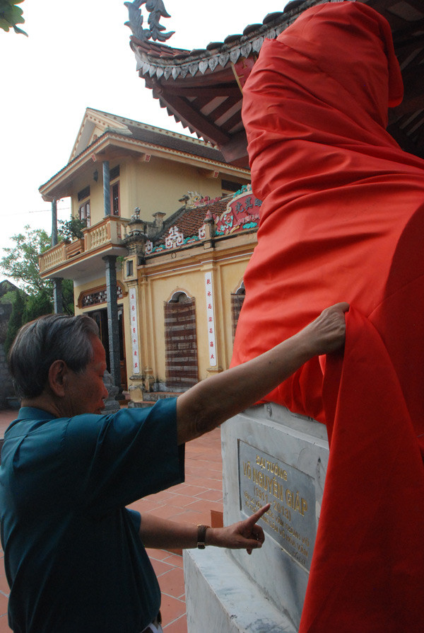 Người rước tượng Đại tướng vào từ đường ảnh 11