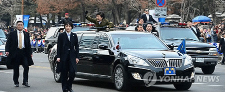 Chiếc xe limousine bọc thép này được làm riêng cho lễ nhậm chức tổng thống của Park Geun-hye