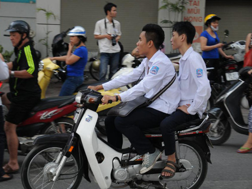 Ngày đầu tại hội đồng thi trường THPT Quang Trung (Đống Đa, Hà Nội), nhiều thí sinh vẫn vi phạm giao thông khi tới trường