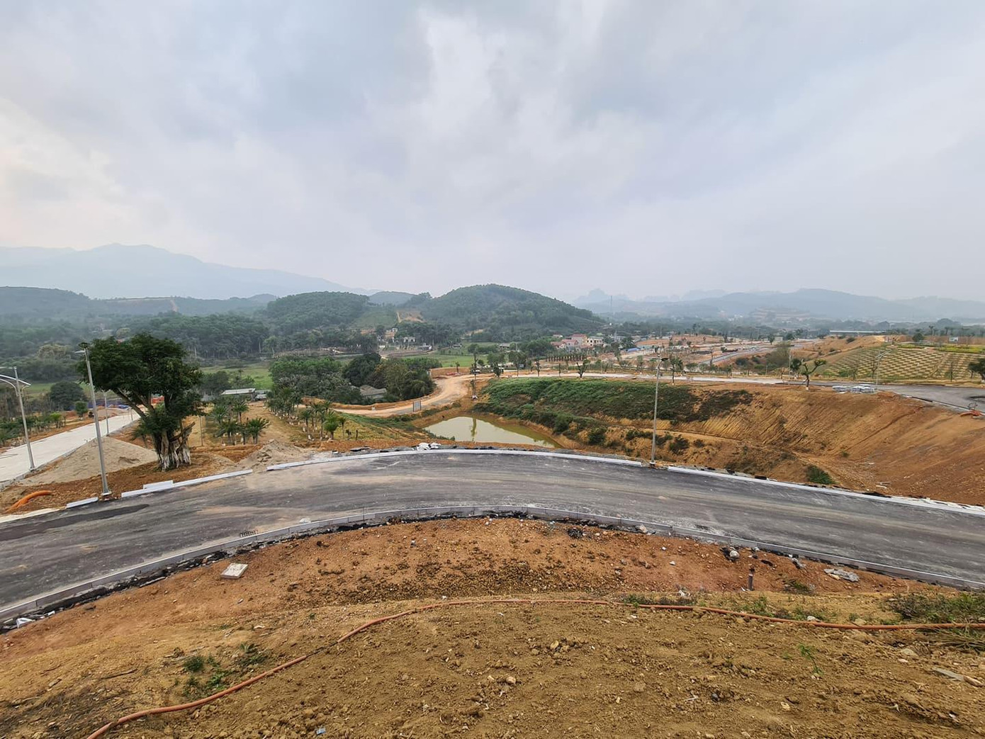 Dự án Legacy Hill Hòa Bình được chào bán rầm rộ trong khi hạ tầng còn dở dang. Dự án Legacy Hill Hòa Bình được chào bán rầm rộ trong khi hạ tầng còn dở dang.