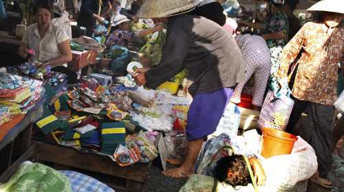 Kéo lê người đàn ông được một vòng, người phụ nữ ghé mua dây buộc tóc để tạo lòng tin và không quên kể lể xin tiền. Trong ảnh: không ít người đã bị hai đối tượng này lợi dụng, lừa tiền. Ảnh: Tuổi Trẻ Kéo lê người đàn ông được một vòng, người phụ nữ ghé mua dây buộc tóc để tạo lòng tin và không quên kể lể xin tiền. Trong ảnh: không ít người đã bị hai đối tượng này lợi dụng, lừa tiền