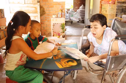 Huỳnh Thanh Thảo (phải) dạy học cho các em nhỏ. Huỳnh Thanh Thảo (phải) dạy học cho các em nhỏ