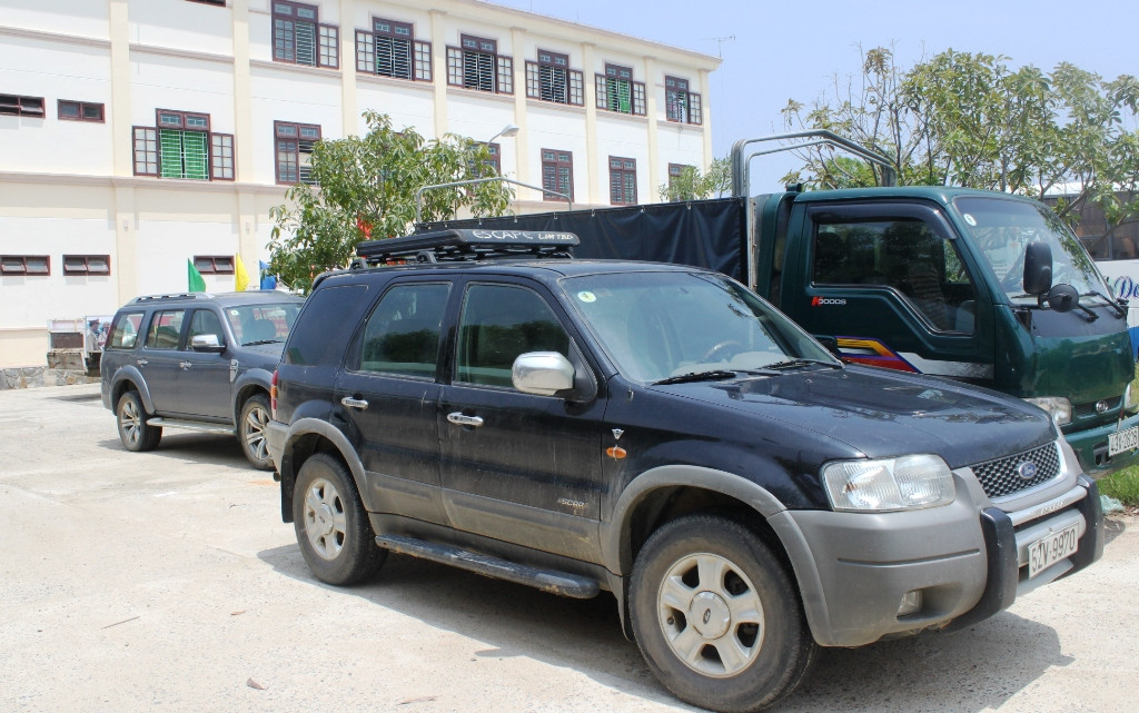 2 xe ô tô con loại 7 chỗ thuộc Trung Nam dùng để gây án bị tạm giữ tại cơ quan công an huyện Hòa Vang. Ảnh:Nguyễn Huy