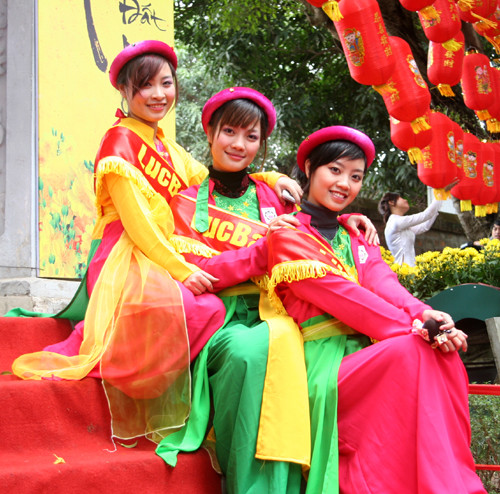 Làm duyên bên dàn đèn lồng nơi Khuê Văn Các