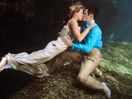 Các cặp đôi phải ngâm mình trong nước hàng giờ liền để có những tấm ảnh cưới độc đáo - Ảnh: Delsolphotography