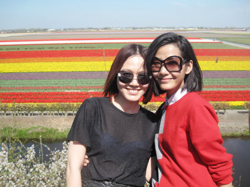 Hoàng Thùy bên NTK Elise Kim