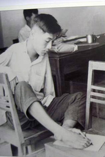 Đôi chân thần kỳ của cậu bé Nguyễn Ngọc Ký. Ngày nay ở tuổi 67, là người thầy về hưu, Nguyễn Ngọc Ký vẫn viết sách bằng chân, tự lo những sinh hoạt thường ngày (xem video) và trở thành nhà tư vấn tâm lý