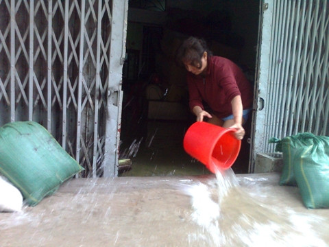 Người dân phường Tân Phú bơm và tát nước liên tục trong nhiều giờ để chống cơn triều cường.