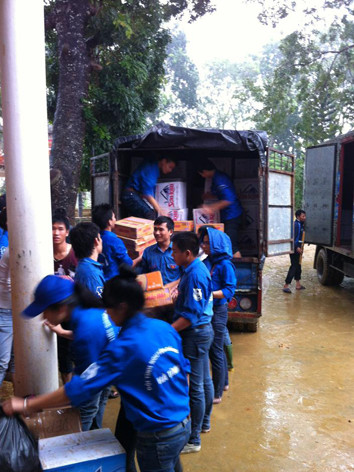 Nhóm Vì cộng đồng cứu trợ tại Quảng Bình