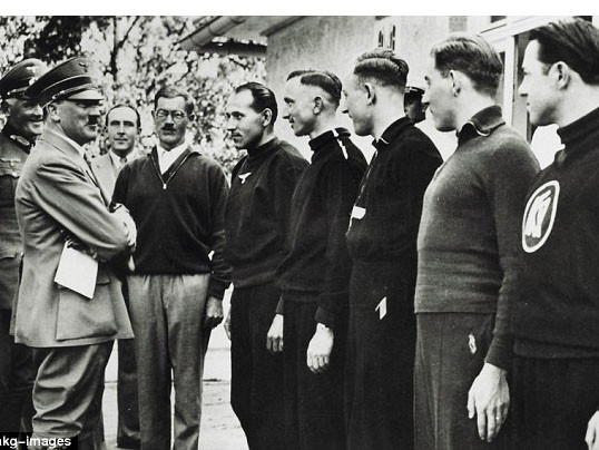 Trùm Phát Xít Adolf Hitler chào đón vận động viên tham gia Thế vận hội Đức Quốc Xã