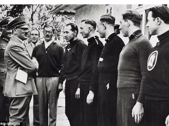Trùm Phát Xít Adolf Hitler chào đón vận động viên tham gia Thế vận hội Đức Quốc Xã