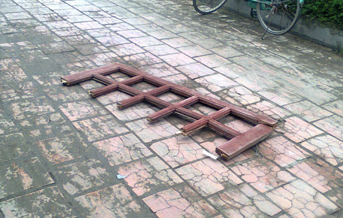 Cánh cửa sổ phía sau căn phòng văng xuống sân trụ sở ủy ban sau vụ nổ. Ảnh: Văn Hải