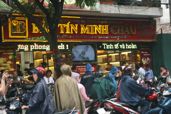 Chen chân dưới mưa đi mua vàng