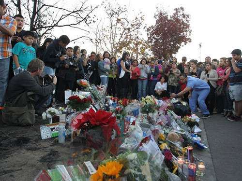 Người hâm mộ tưởng niệm Paul và người bạn thân cùng tử nạn