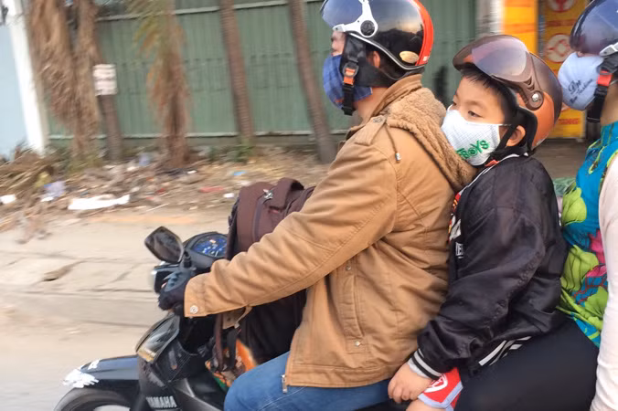 Trẻ em mệt mỏi cùng gia đình trở lại Sài Gòn sau Tết ảnh 7