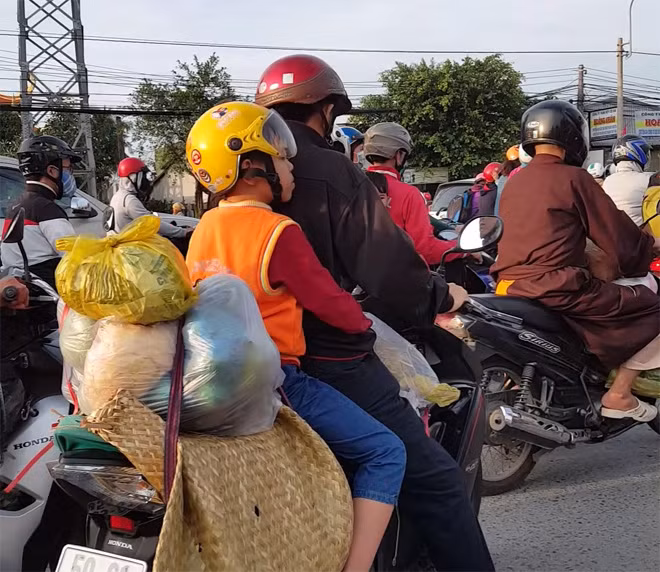 Trẻ em mệt mỏi cùng gia đình trở lại Sài Gòn sau Tết ảnh 6