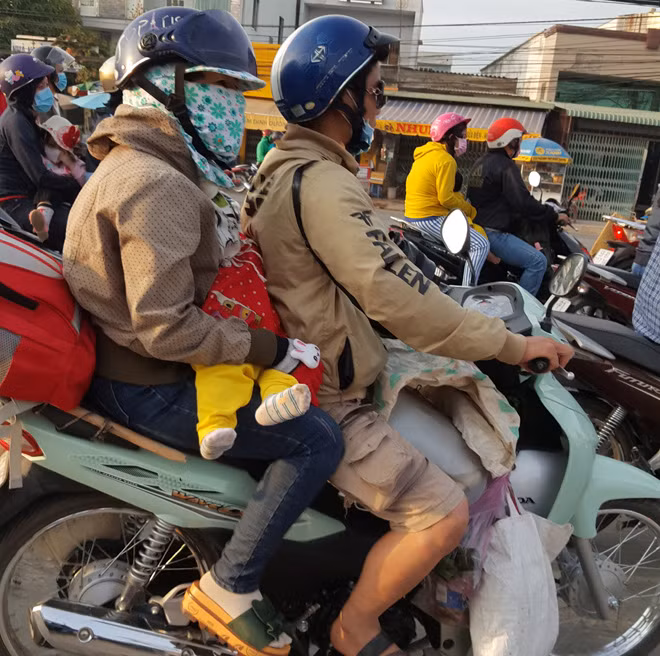 Trẻ em mệt mỏi cùng gia đình trở lại Sài Gòn sau Tết ảnh 15