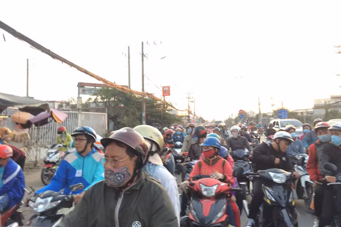 Trẻ em mệt mỏi cùng gia đình trở lại Sài Gòn sau Tết ảnh 8