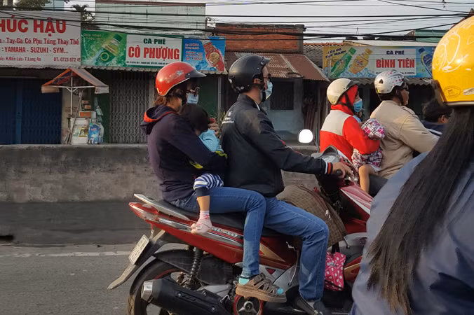 Trẻ em mệt mỏi cùng gia đình trở lại Sài Gòn sau Tết ảnh 13