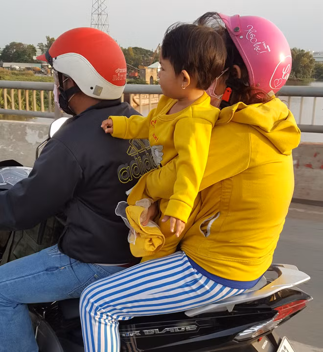 Trẻ em mệt mỏi cùng gia đình trở lại Sài Gòn sau Tết ảnh 11